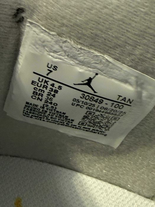Air Jordan 4 Retro „Kremowe” – EU 38