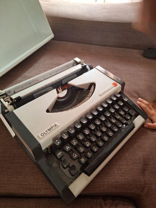 Maquina de escrever antiga olympia
Para colecionar
Com mala incluída