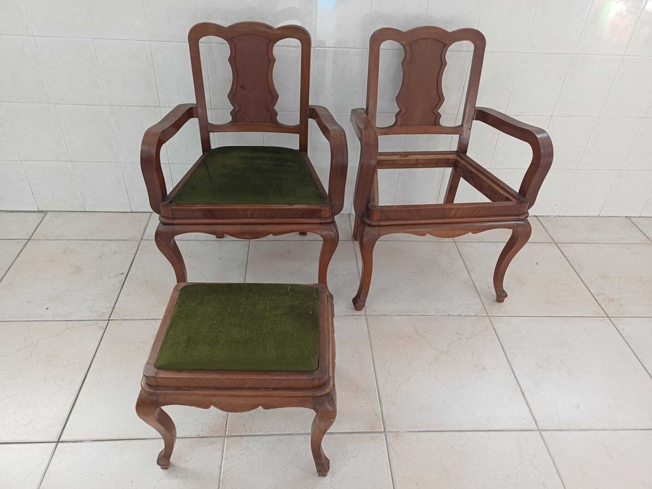Conjunto vintage de 2 cadeiras de braços (uma sem tampo) com banqueta.