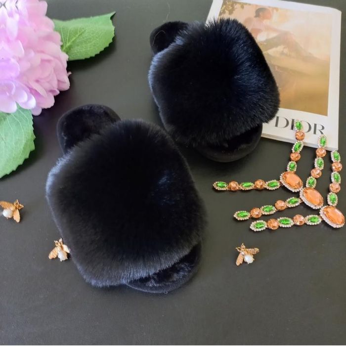 Пушисті жіночі тапочки