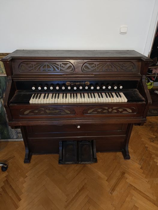 Fisharmonia antyk z kościoła