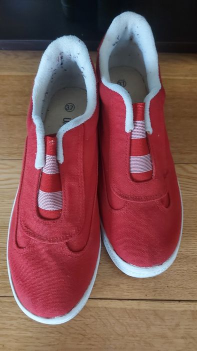 Ténis vermelho e branco