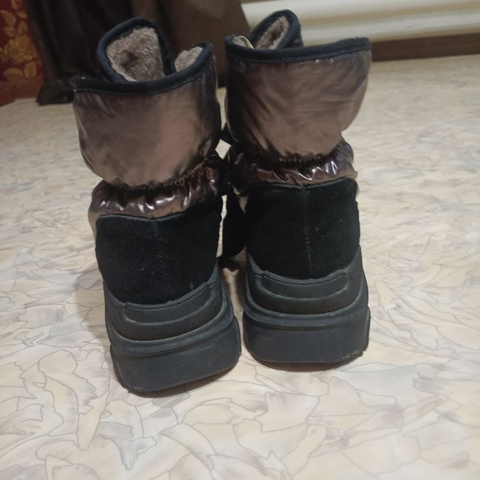 Продам теплые зимние ботинки