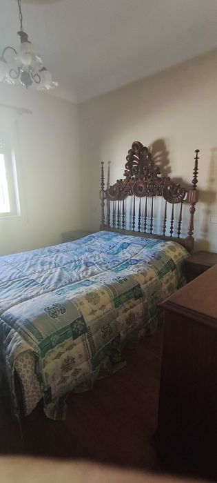 Mobília de Quarto Rústica em Madeira Maciça – Muito Estimada!