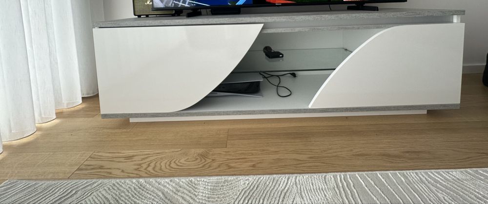 Movel de tv branco e cinza