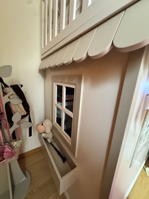 Cama Casa Com Arrumos por Baixo e Colchão em Cima