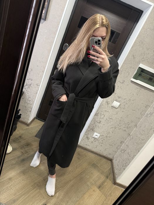 Класичне чорне пальто на Весну
