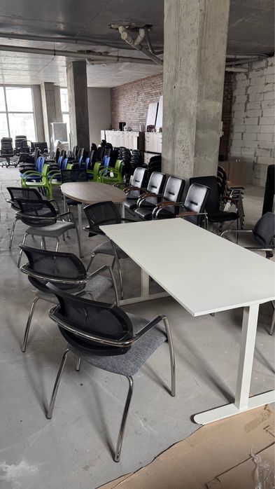 Продам кресла офисные руководителя столы LOFT тумбы комоды стільці