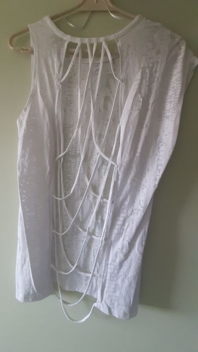 T-shirt branca com costas abertas