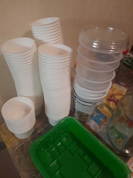 Пластиковые коробочки разной емкости