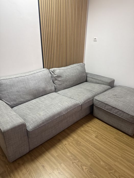 Sofá IKEA cinzento com repousa pés