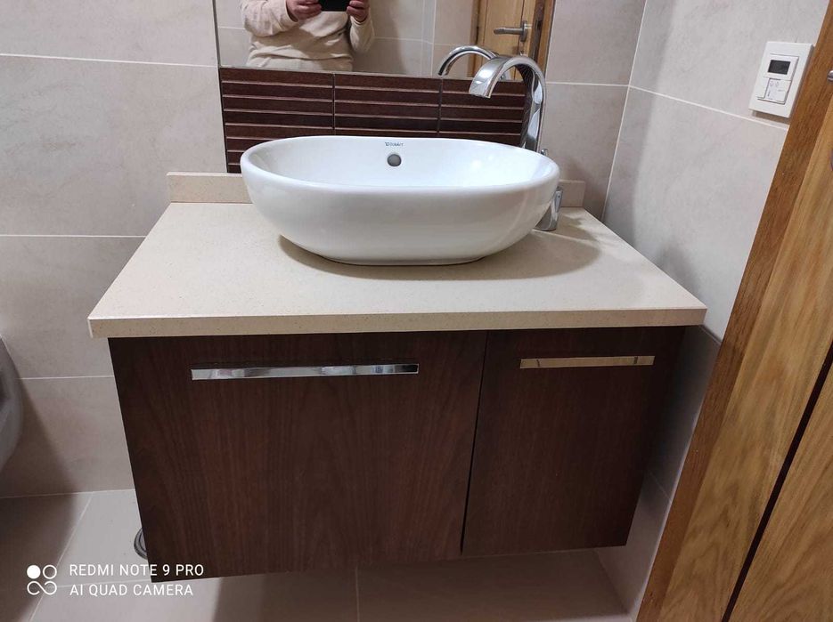 Móvel com lavatório suspenso com 2 portas