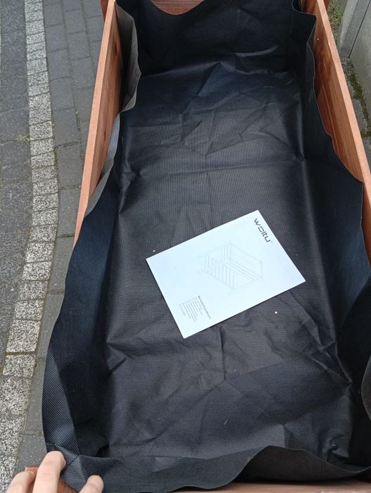 Drewniana skrzynia donica z półką