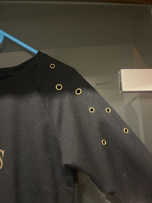 Czarna bluza ze złotym napisem Guess