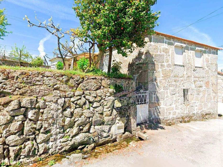 Casa Rústica em Pedra com quintal e arvores de fruta – Felgueiras, Re — Paus, Viseu