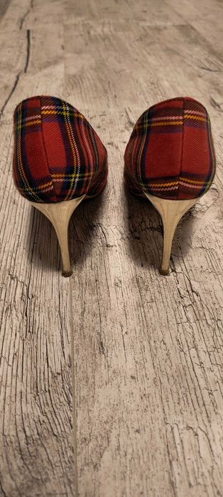 Buty, szpilki, czerwone w kratkę