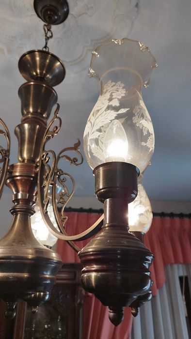 Candeeiro antigo com 5 abajur/tulipas com rara decoração gravada