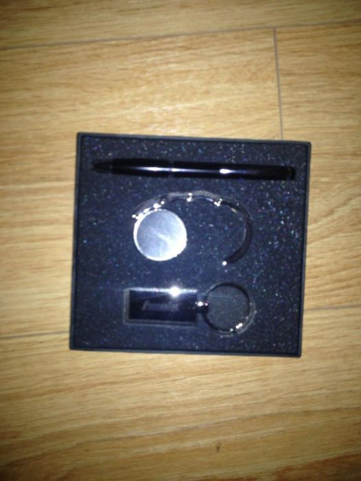 Conjunto Porta Chaves / Caneta e Suporte de Mala