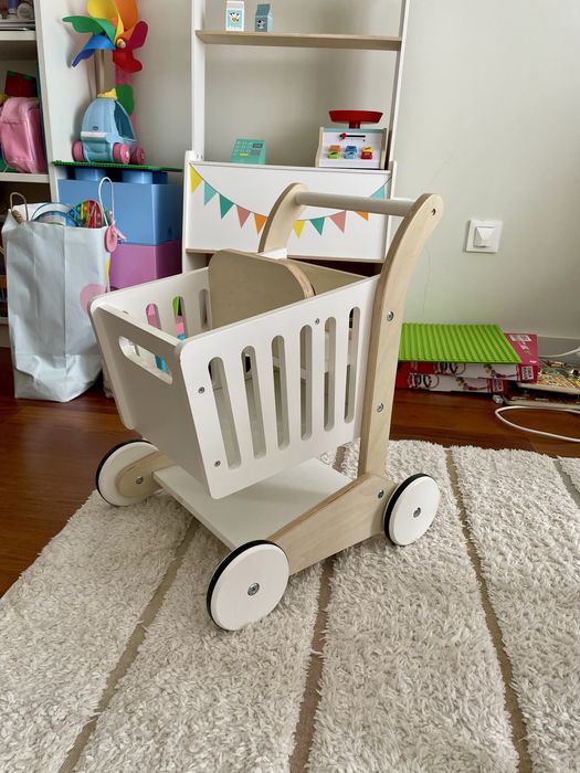 Carrinho de compras em madeira