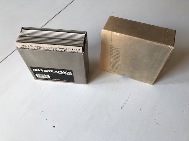Caixa Massive Attack Singles 90/98 *RARO* Areeiro • OLX.pt