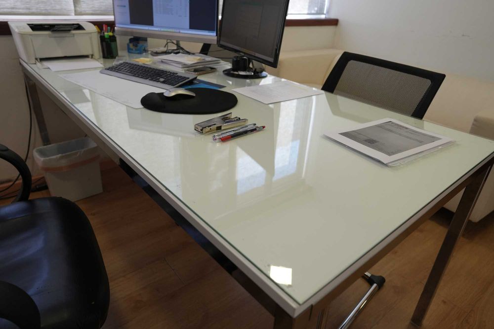 Mesa de escritório com tampo em vidro