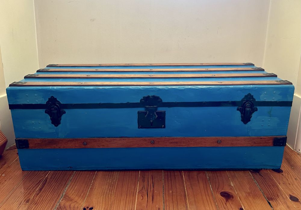 baú vintage de madeira e azul em ótimo estado