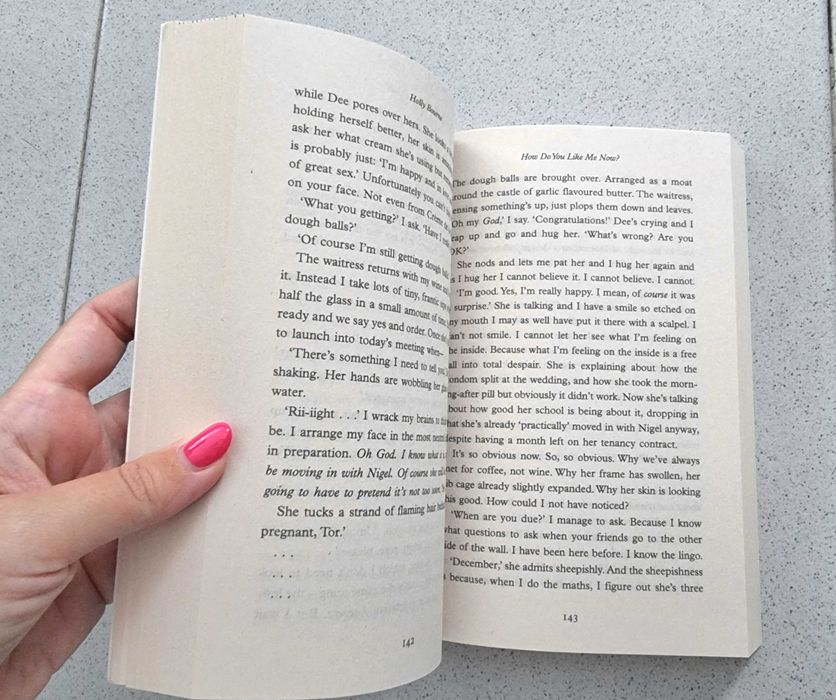 Livro "How Do You Like Me Now?" de Holly Bourne (em Inglês)