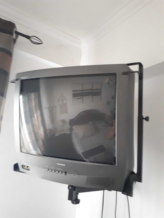 TV Toshiba com comando e suporte de parede