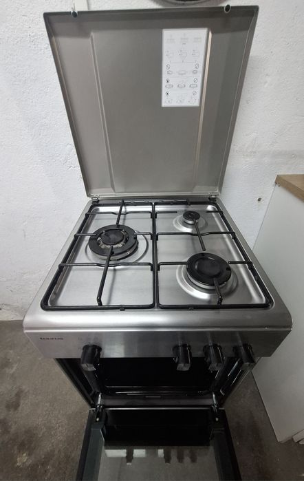 Fogão Taurus inox a gás butano, com 3 queimadores, com garantia.