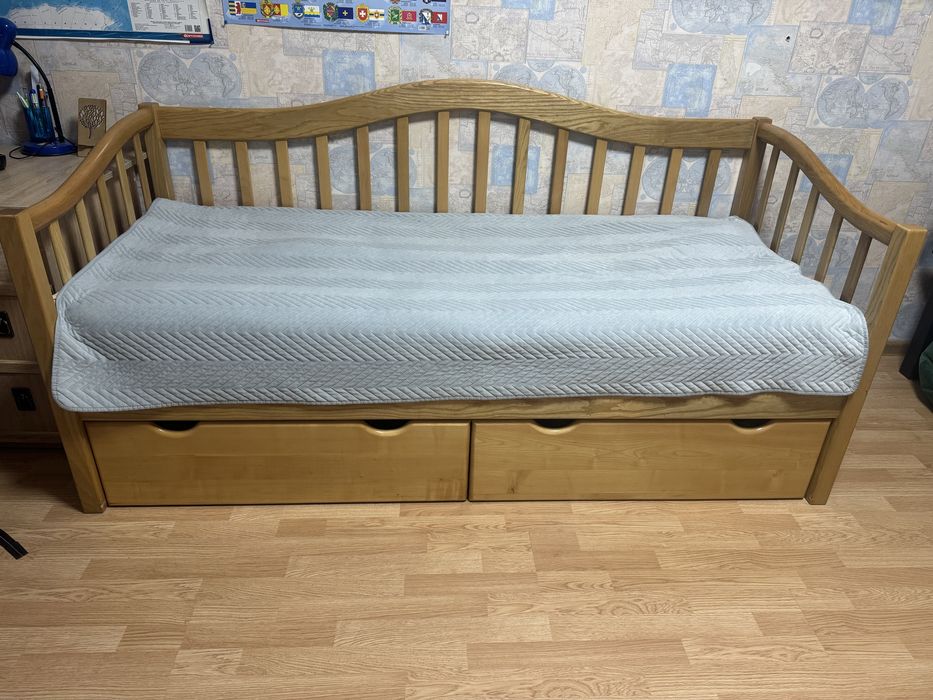 Ліжко деревʼяне з матрасом