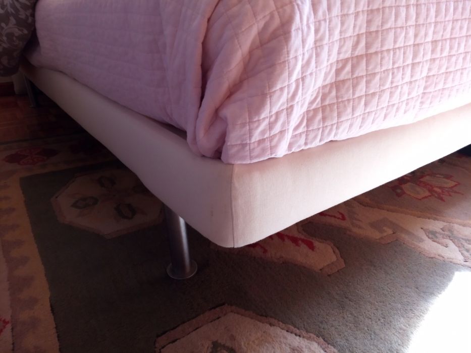 1 x Cama de solteiro de L.90cm (só sommier) sem Cabeceira