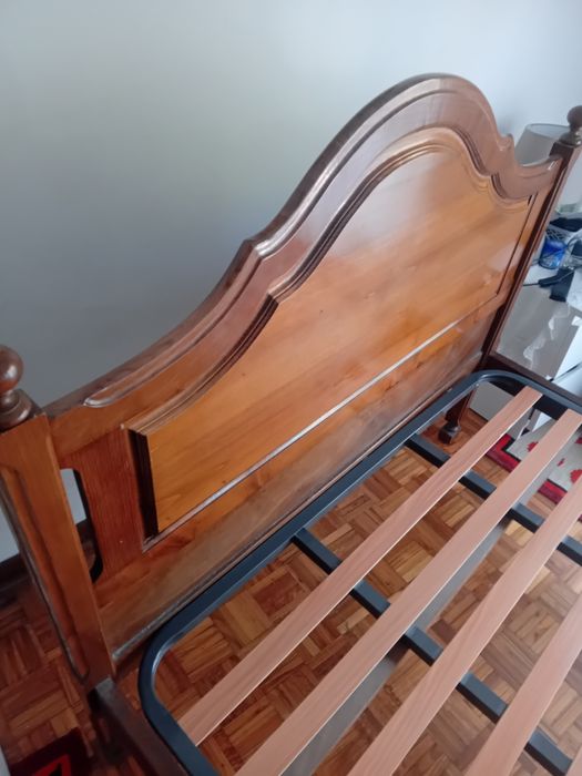 Cama de casal em bom estado