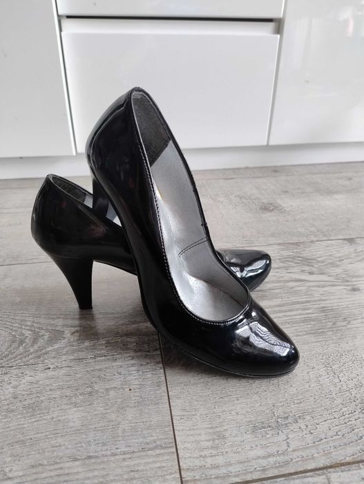 Buty na obcasie 39 lakierki czarne