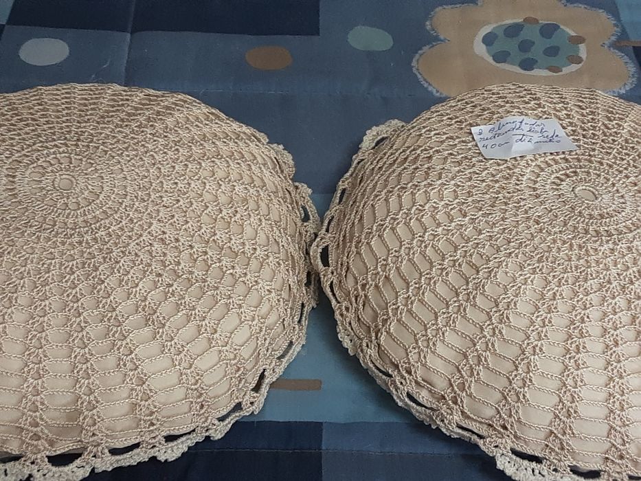 2 almofadas feitas em linha  de seda redondas  40 cm diâmetro