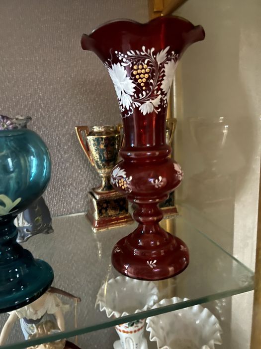 Jarra Vintage em Vidro Rubi com Decoração Floral e Dourados
