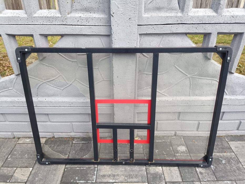 Uszkodzona tablica do koszykówki