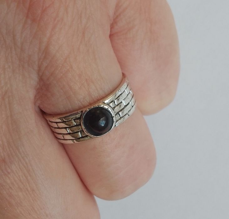 Pierścionek czarne oczko