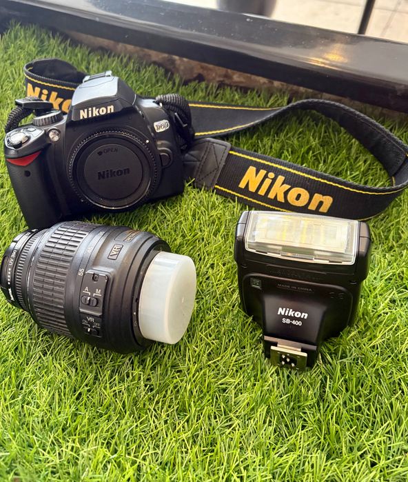 Nikon D60 + 18-55mm VR + Flash SB-400 + 2 baterias + Grip + acessórios | Excelente estado