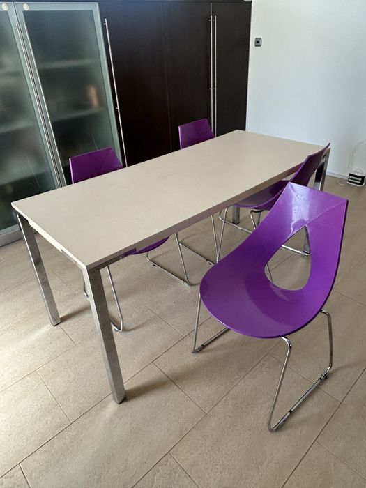 Mesa de cozinha com cadeiras