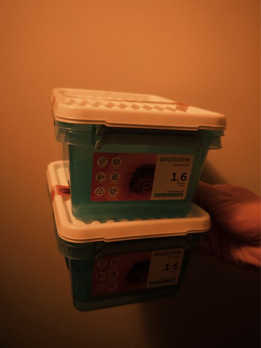 sprzedam zestaw dwóch pojemników i dwóch pokrywek plastikowych