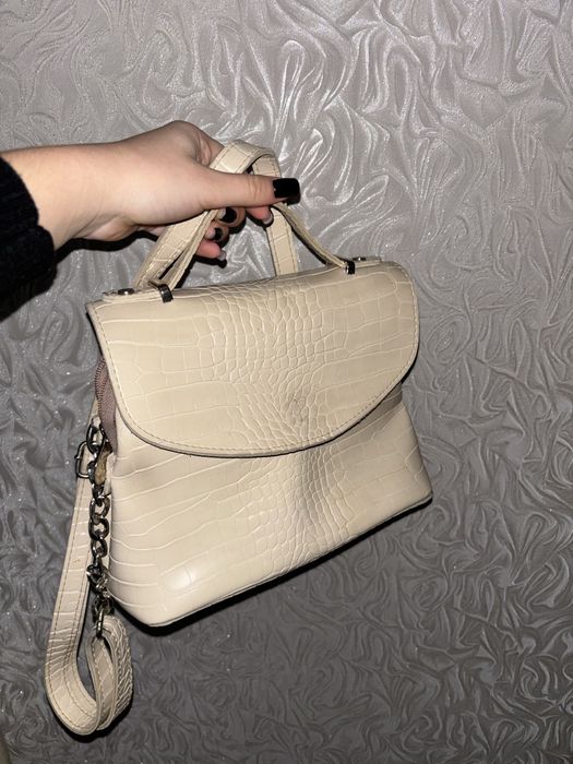 Бежева сумка. Є короткі ручки , можна носити через плече