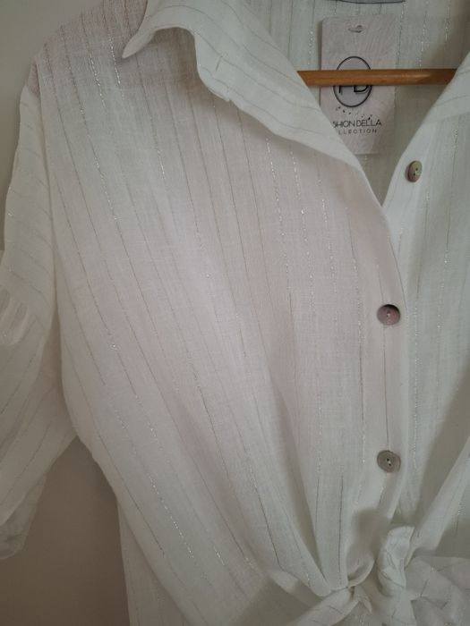 Blusa branca com fio prateado