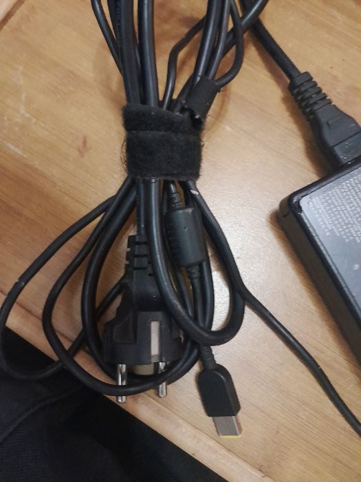 Carregador de lenovo em bom estado
