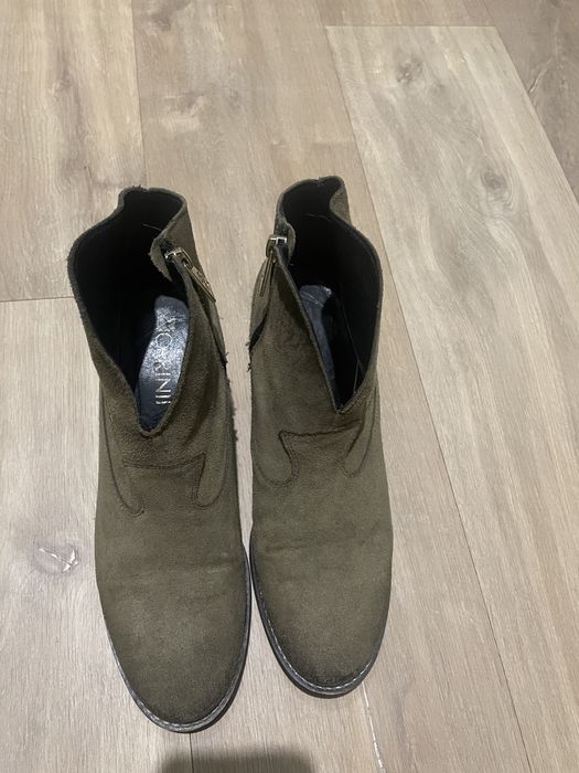 Botki Carinii w kolorze khaki.