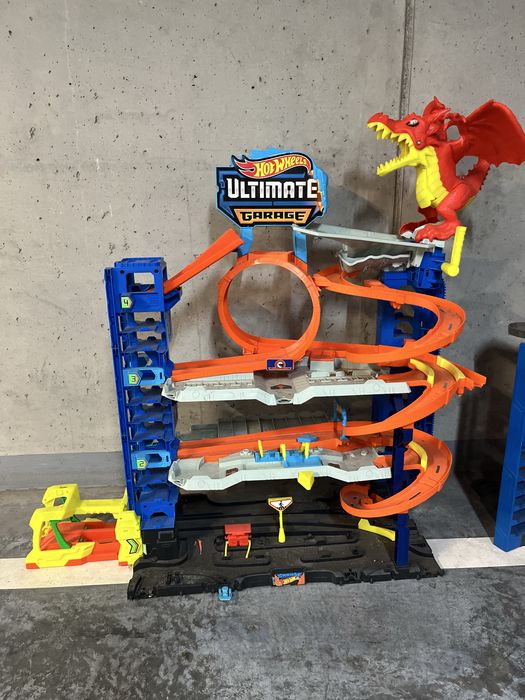Hotwheels ultimate garage