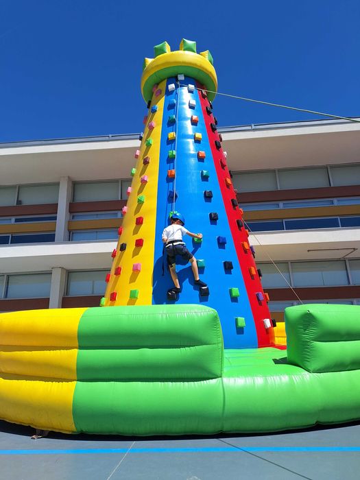 aluguer de insufláveis, torre escalada insuflável, gladiadores