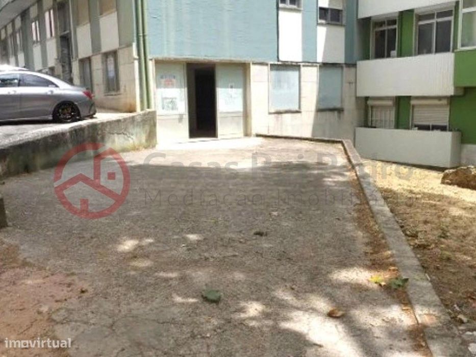 Loja com 210m², excelente localização e com acesso direto para viat... — Agualva E Mira-Sintra, Lisboa