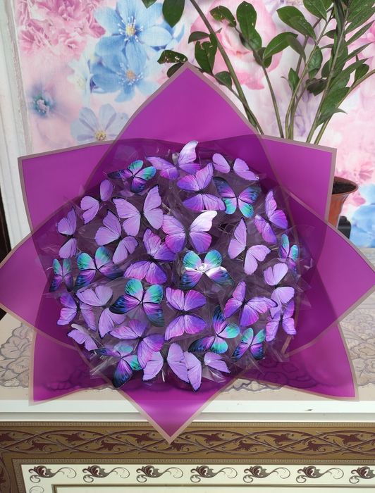 Подарунок. Букет з пір'ячком і сердцями. Букет з метеликами.