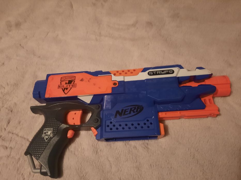 NERF Stryfe z dodatkami i bateriami w zestawie