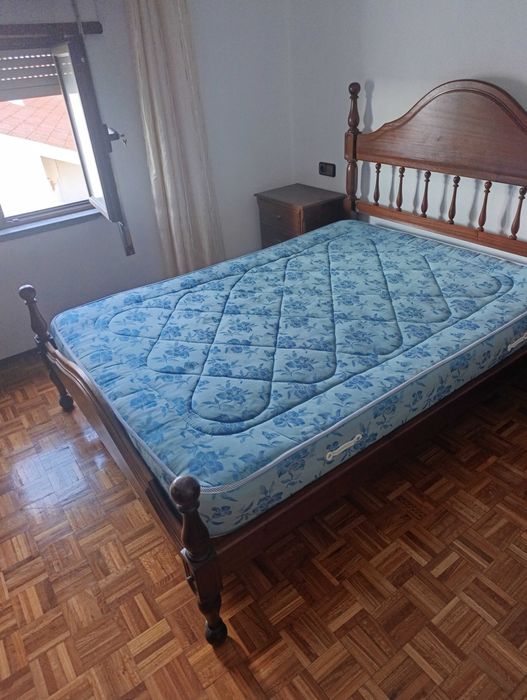 cama de quarto com mesinhas de cabeceira / comoda e colchão
